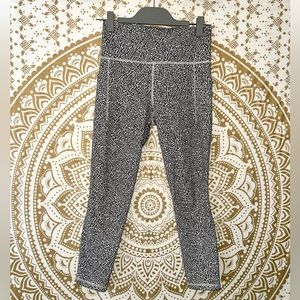 ✨HP✨ “ATHLETA” LADIES OFF WHITE & BLACK ANIMAL PRINT LEGGING WITH POCKETS SIZE S